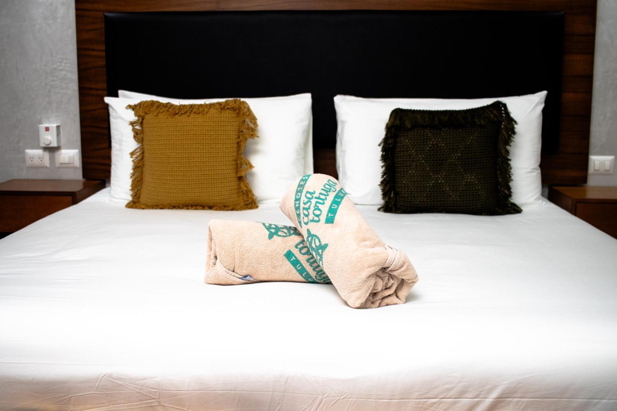 Hotel Casa Tortuga Tulum - Cenotes Park Inclusive Exterior foto A bed with a folded blanket