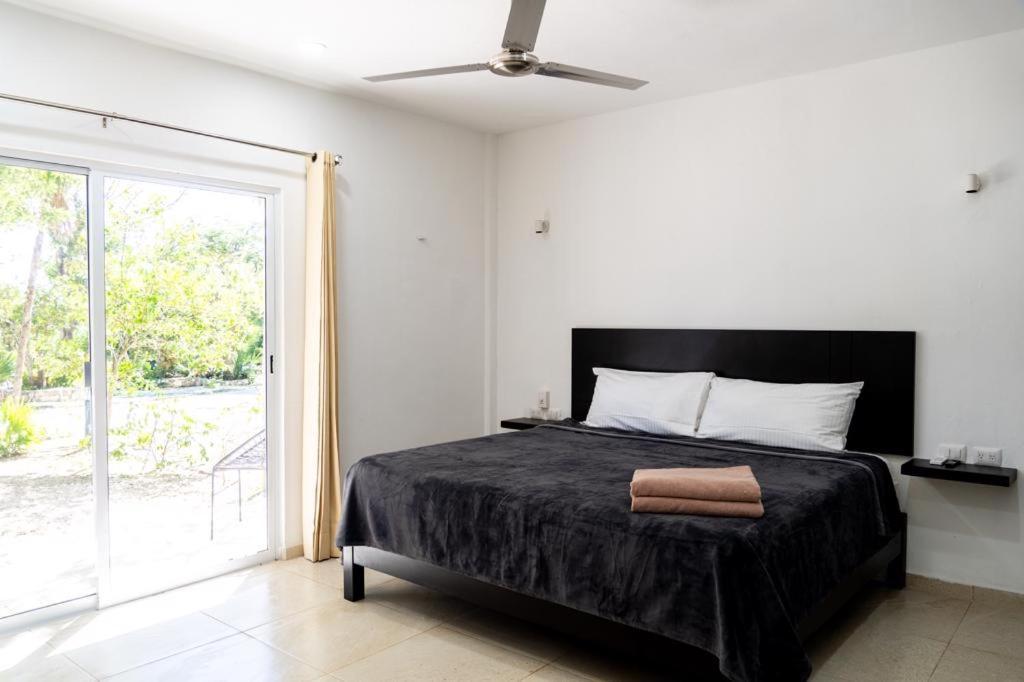 Hotel Casa Tortuga Tulum - Cenotes Park Inclusive Exterior foto A bedroom with a ceiling fan